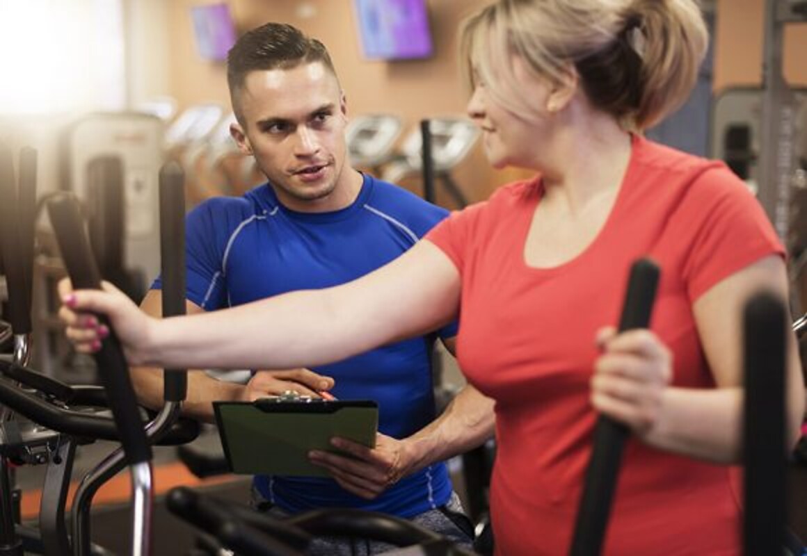 Personal trainer coaching a client during cardio exercise